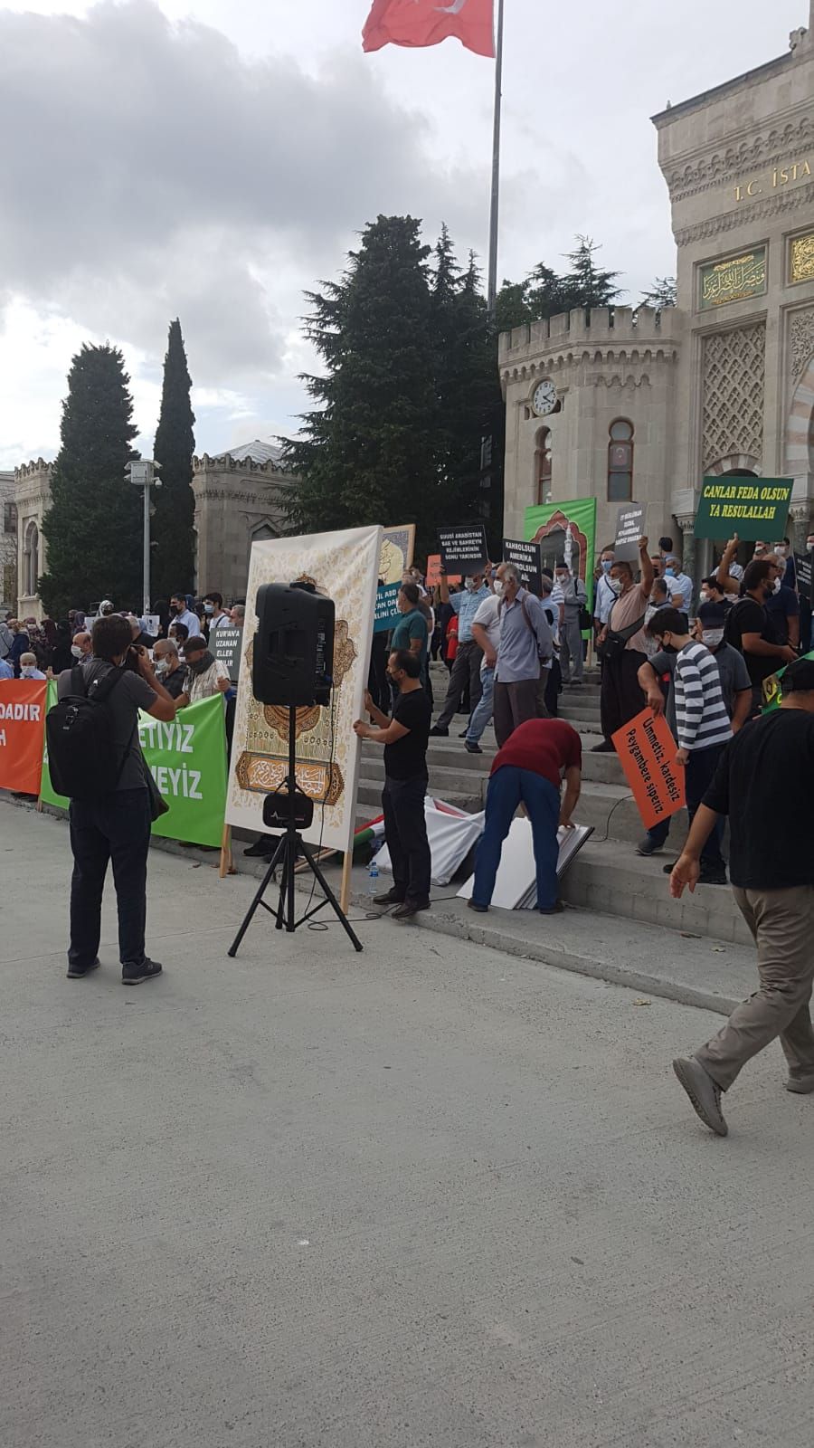 İstanbul'da Peygamber Efendimize Yönelik Hakaret Protesto Edildi