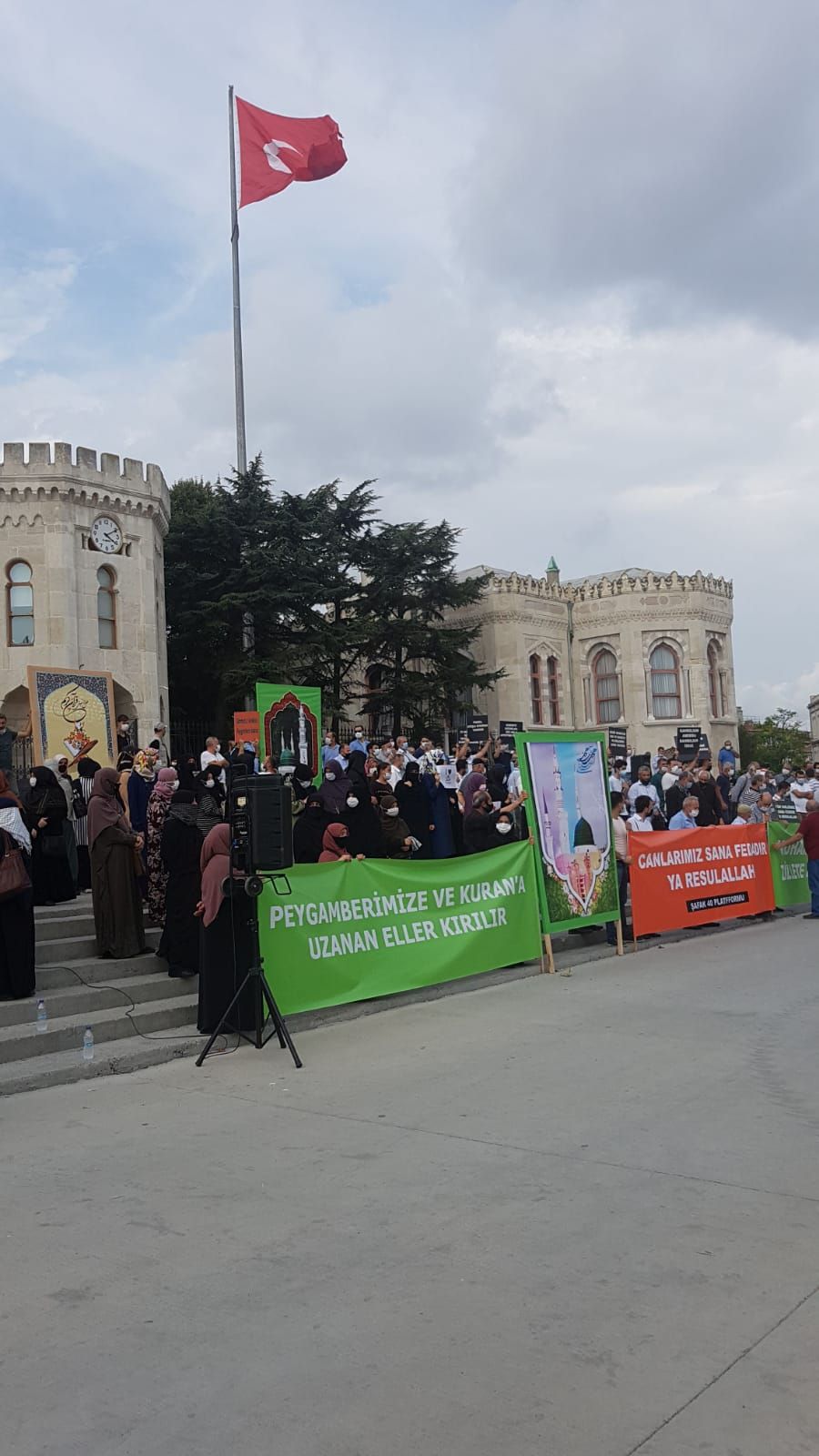 İstanbul'da Peygamber Efendimize Yönelik Hakaret Protesto Edildi