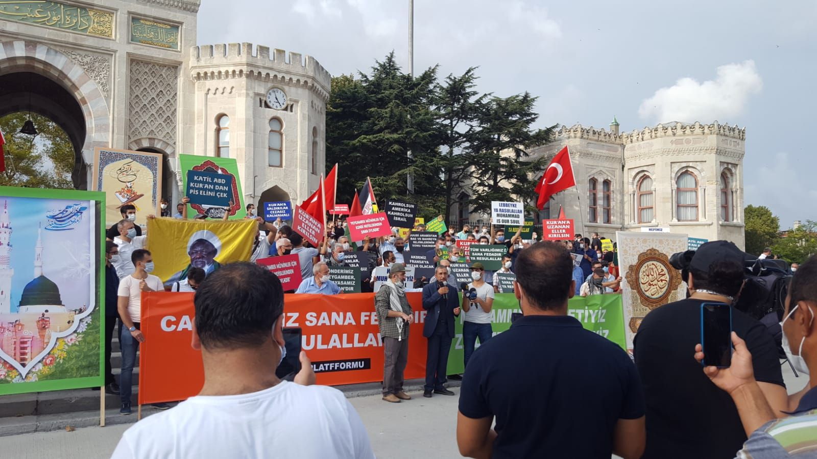 İstanbul'da Peygamber Efendimize Yönelik Hakaret Protesto Edildi