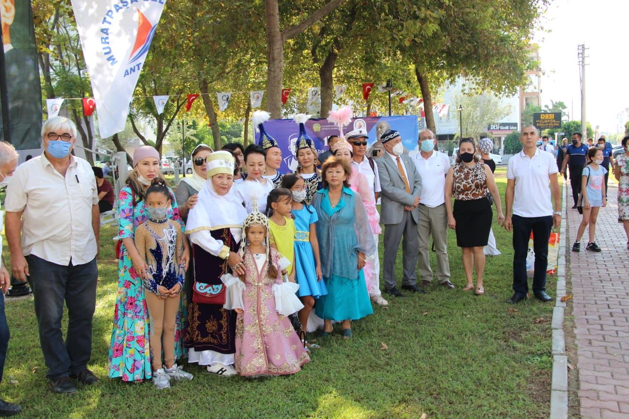 Türk Dünyası Antalyaâ€™da Kazak  Abay Kunanbayoğlu'nun park açılışına katıldı