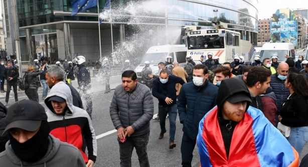 BELÇİKA POLİSİ ERMENİLERE MÜDAHALE ETTİ