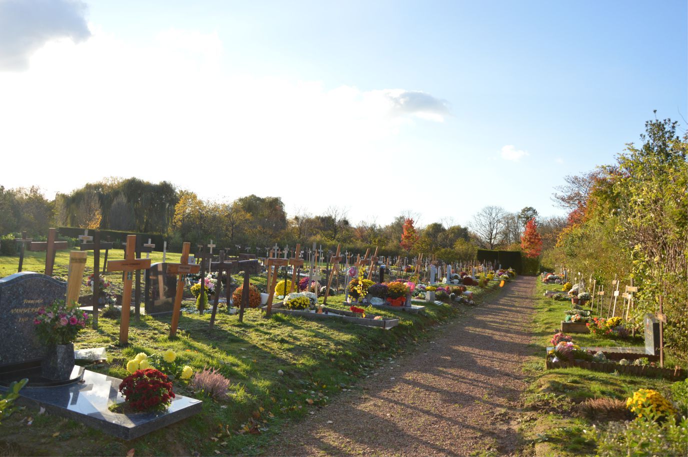 EVERE MÜSLÜMAN MEZARLIĞINDA OMUZ OMUZA VE KARDEŞÇE EBEDİYETE UYUYORLAR... / Celil Gündoğdu