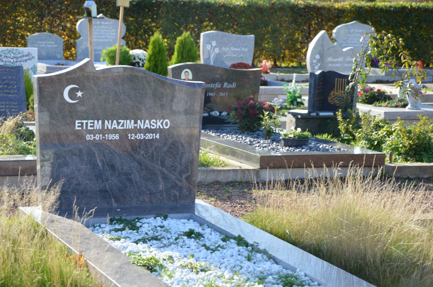 EVERE MÜSLÜMAN MEZARLIĞINDA OMUZ OMUZA VE KARDEŞÇE EBEDİYETE UYUYORLAR... / Celil Gündoğdu