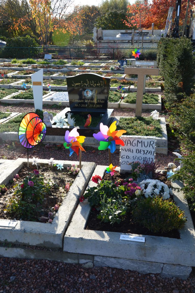 EVERE MÜSLÜMAN MEZARLIĞINDA OMUZ OMUZA VE KARDEŞÇE EBEDİYETE UYUYORLAR... / Celil Gündoğdu