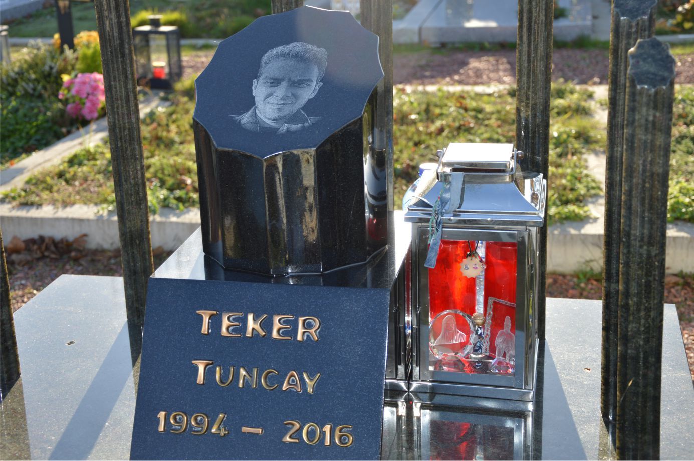 EVERE MÜSLÜMAN MEZARLIĞINDA OMUZ OMUZA VE KARDEŞÇE EBEDİYETE UYUYORLAR... / Celil Gündoğdu