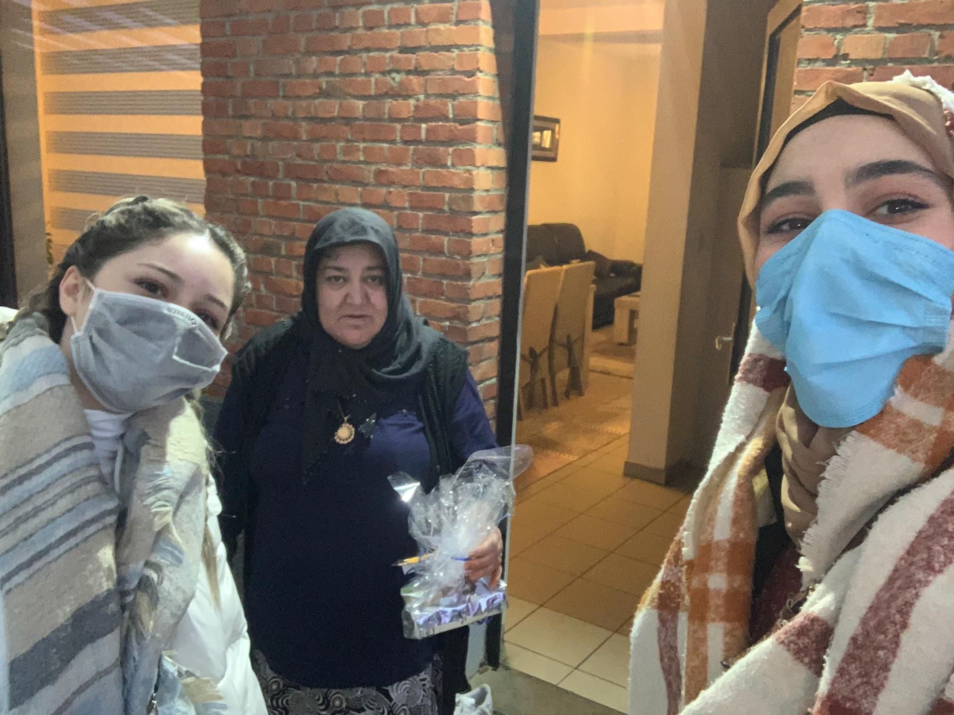 ~~Büyüklerimizle kapı eşiÇ§inde kısa sohbet