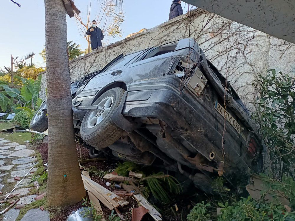 İzmir’i hortum ve dolu vurdu: 16 yaralı