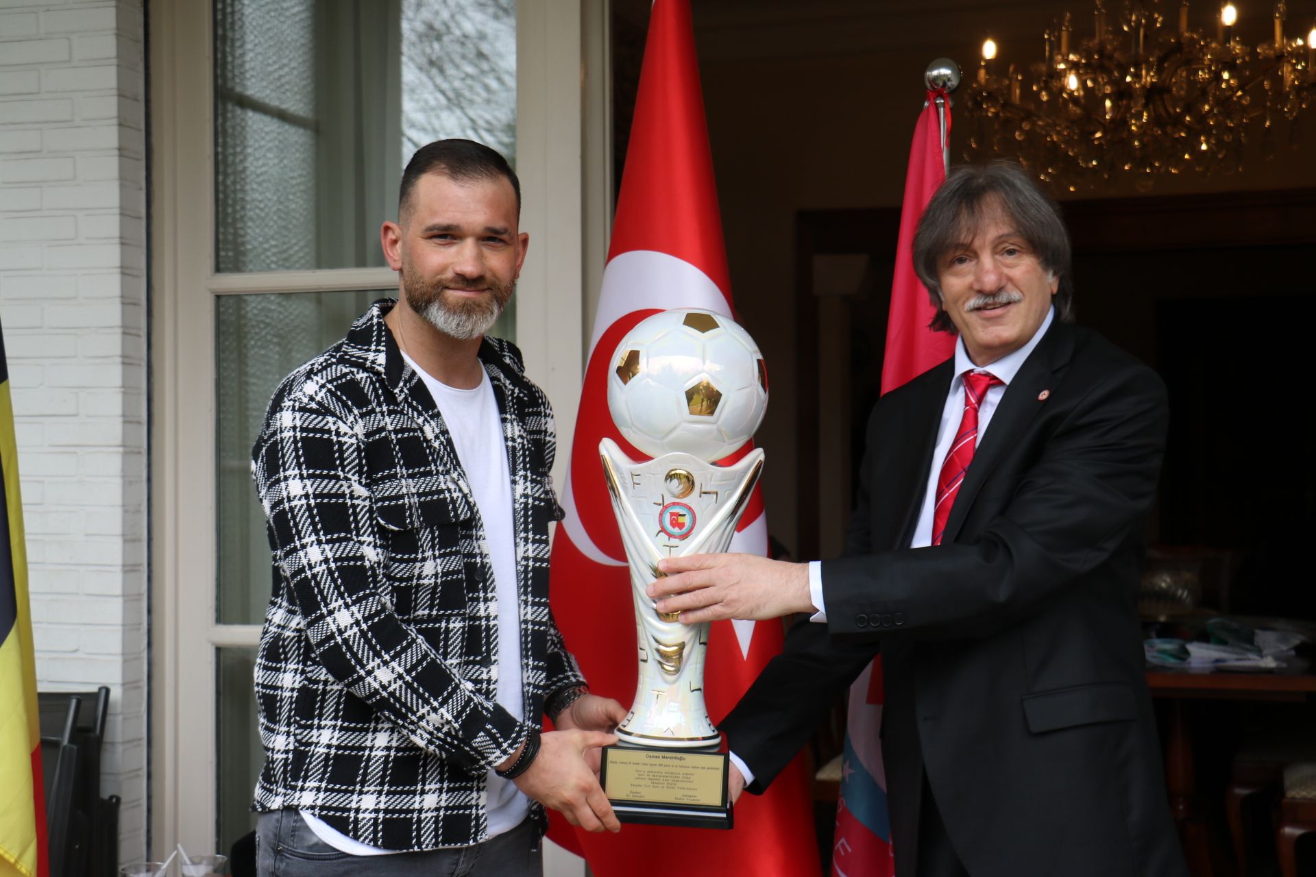ANVERS'TE BAŞARILI SPORCULAR KUPALARLA ÖDULLENDİRİLDİ