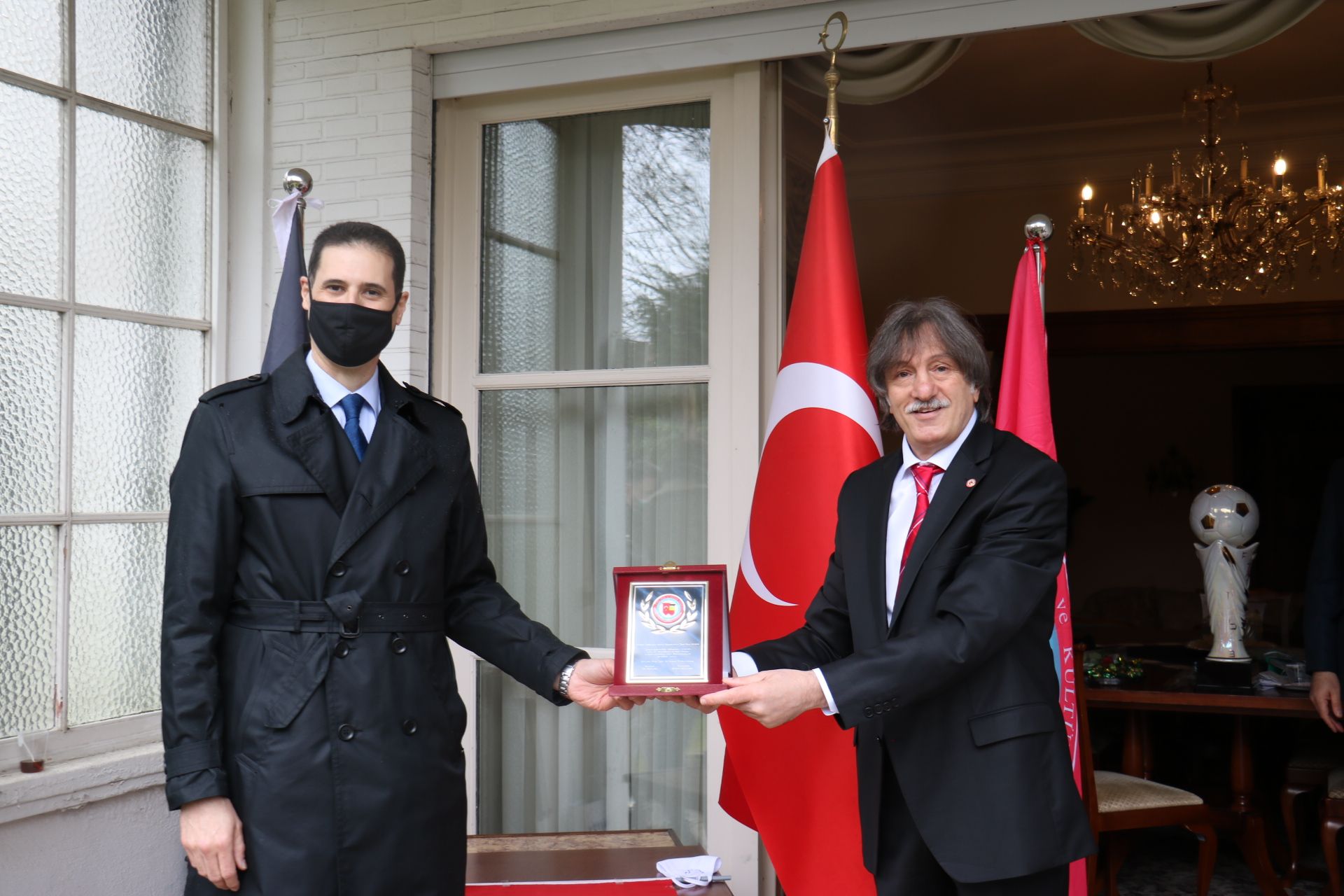 ANVERS'TE BAŞARILI SPORCULAR KUPALARLA ÖDULLENDİRİLDİ