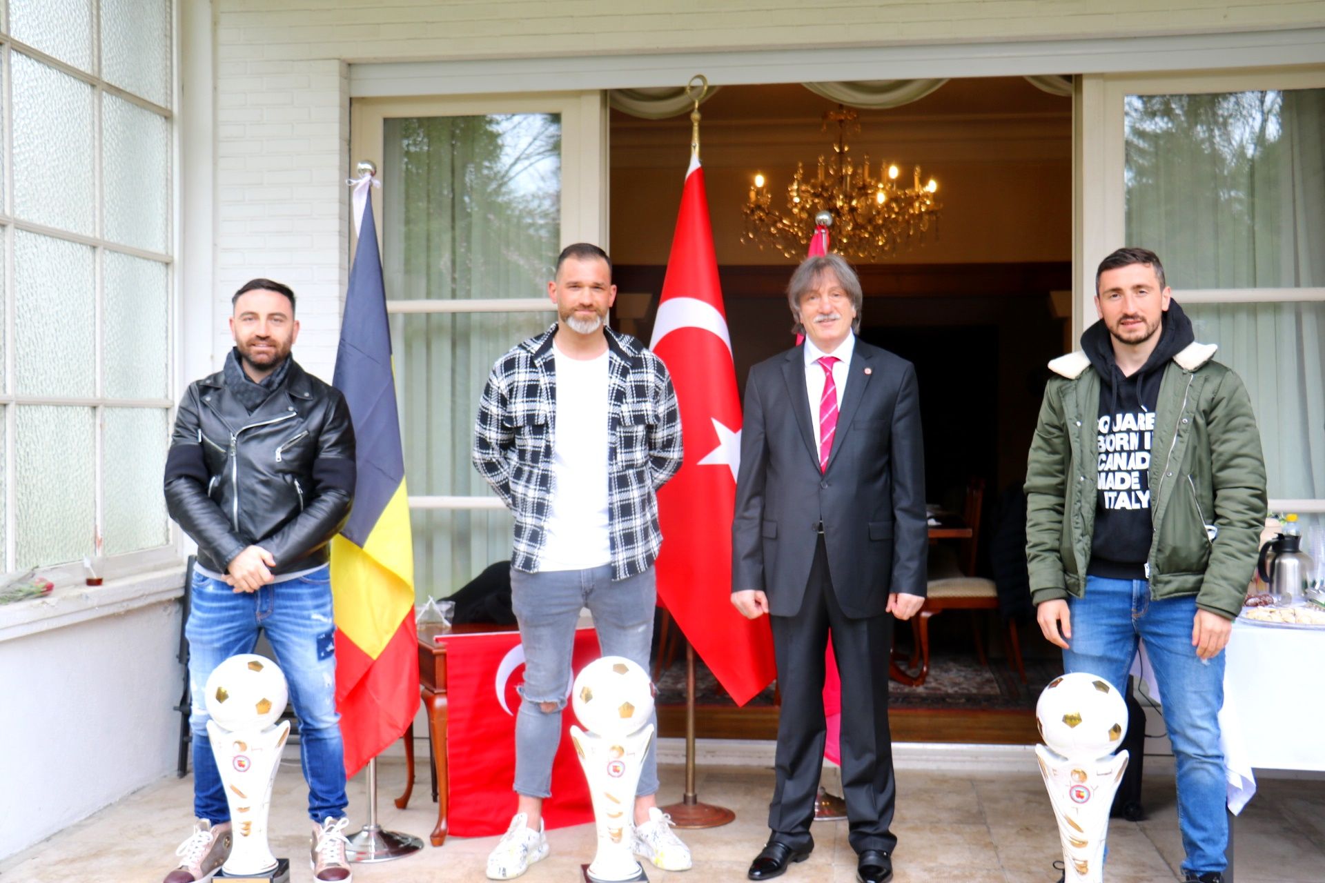 ANVERS'TE BAŞARILI SPORCULAR KUPALARLA ÖDULLENDİRİLDİ