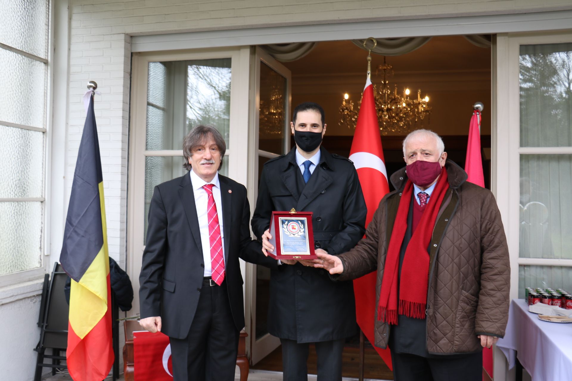 ANVERS'TE BAŞARILI SPORCULAR KUPALARLA ÖDULLENDİRİLDİ