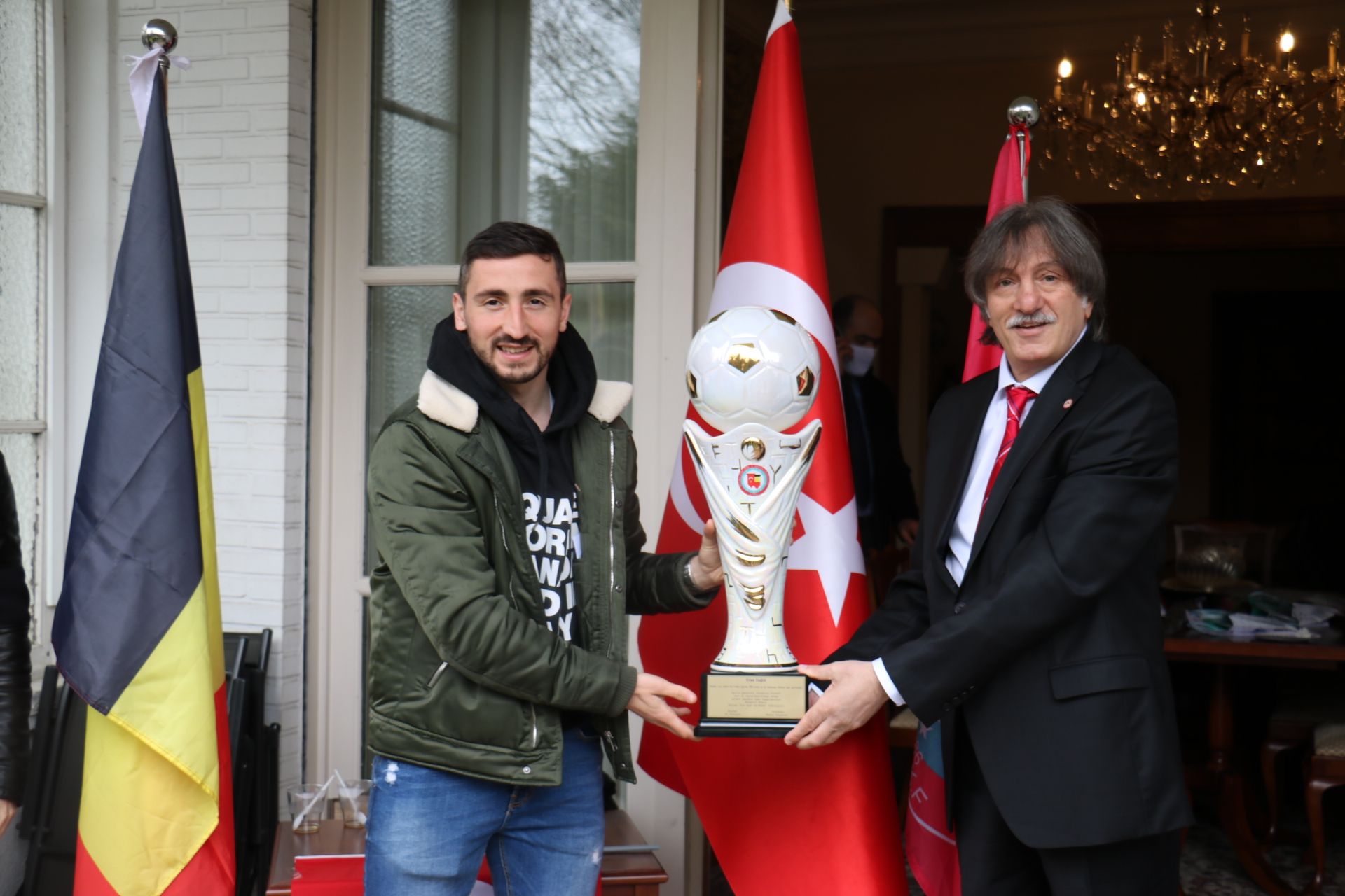 ANVERS'TE BAŞARILI SPORCULAR KUPALARLA ÖDULLENDİRİLDİ