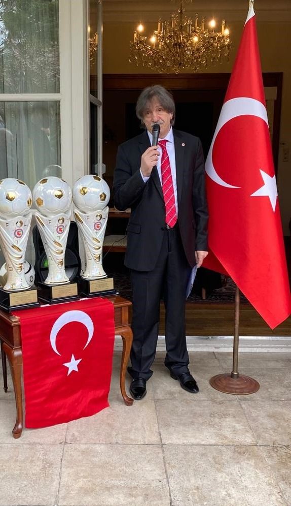 ANVERS'TE BAŞARILI SPORCULAR KUPALARLA ÖDULLENDİRİLDİ