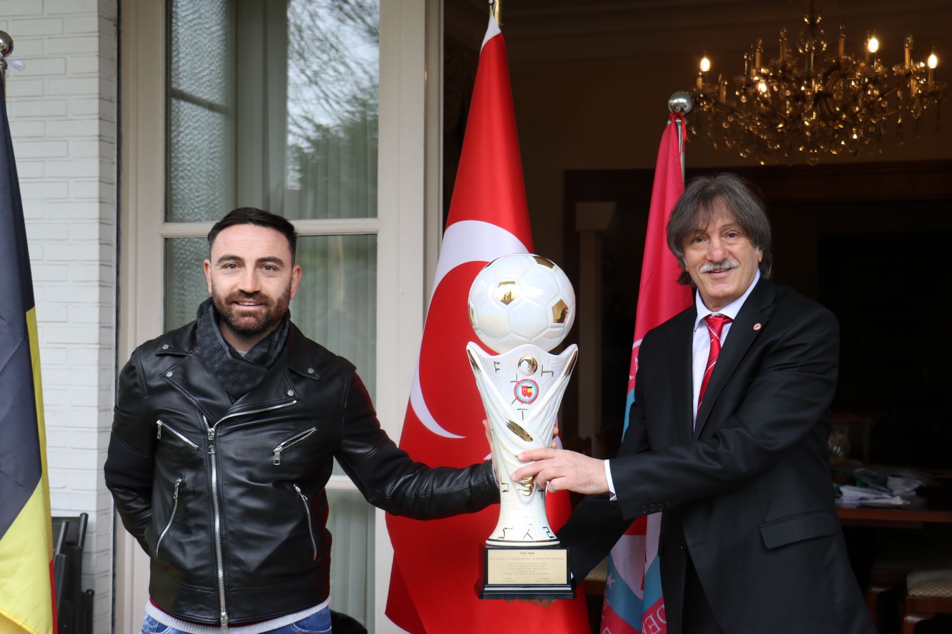 ANVERS'TE BAŞARILI SPORCULAR KUPALARLA ÖDULLENDİRİLDİ