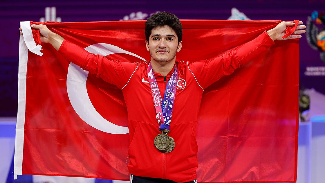 Milli halterci Muhammed Furkan Özbek Avrupa şampiyonu oldu