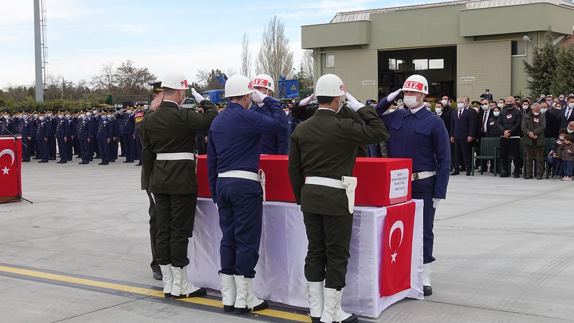 Konya'da Türk Yıldızları uçağının düşmesi sonucu şehit olan pilotun naaşı Trabzon'a uğurlandı