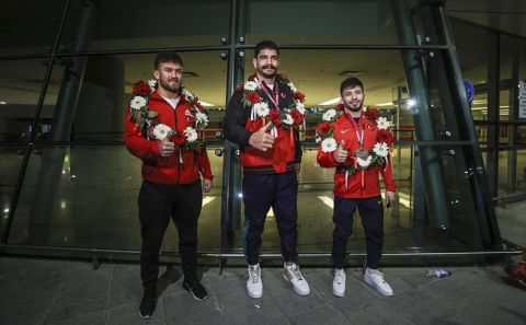 Serbest Güreş Milli Takımı madalyalarla yurda döndü