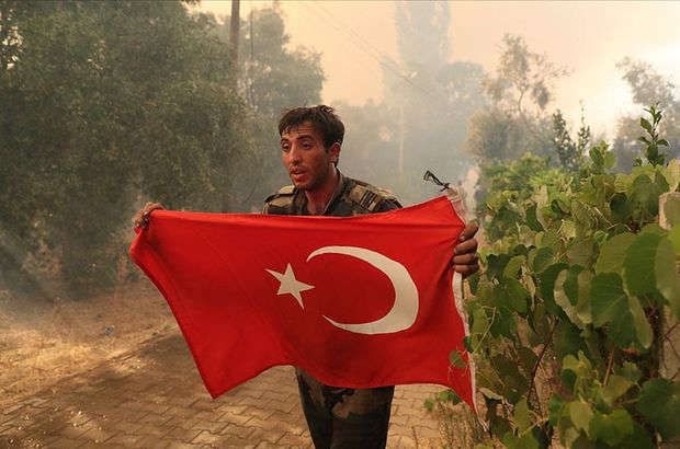 Azeri itfaiyecilerin Türk bayrağı duyarlılığı