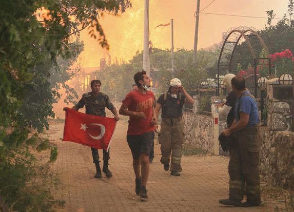 Azeri itfaiyecilerin Türk bayrağı duyarlılığı