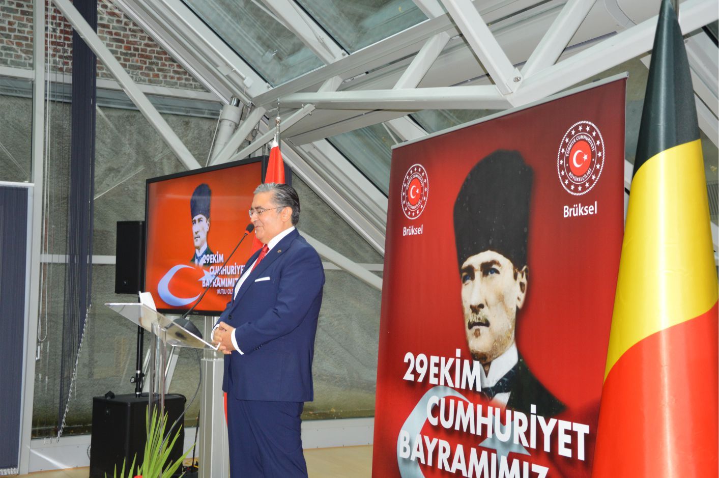 AVRUPA'NIN BAŞKENTİ BRÜKSEL'DEKİ CUMHURİYET RESEPSİYONU'NDA COŞKU VARDI