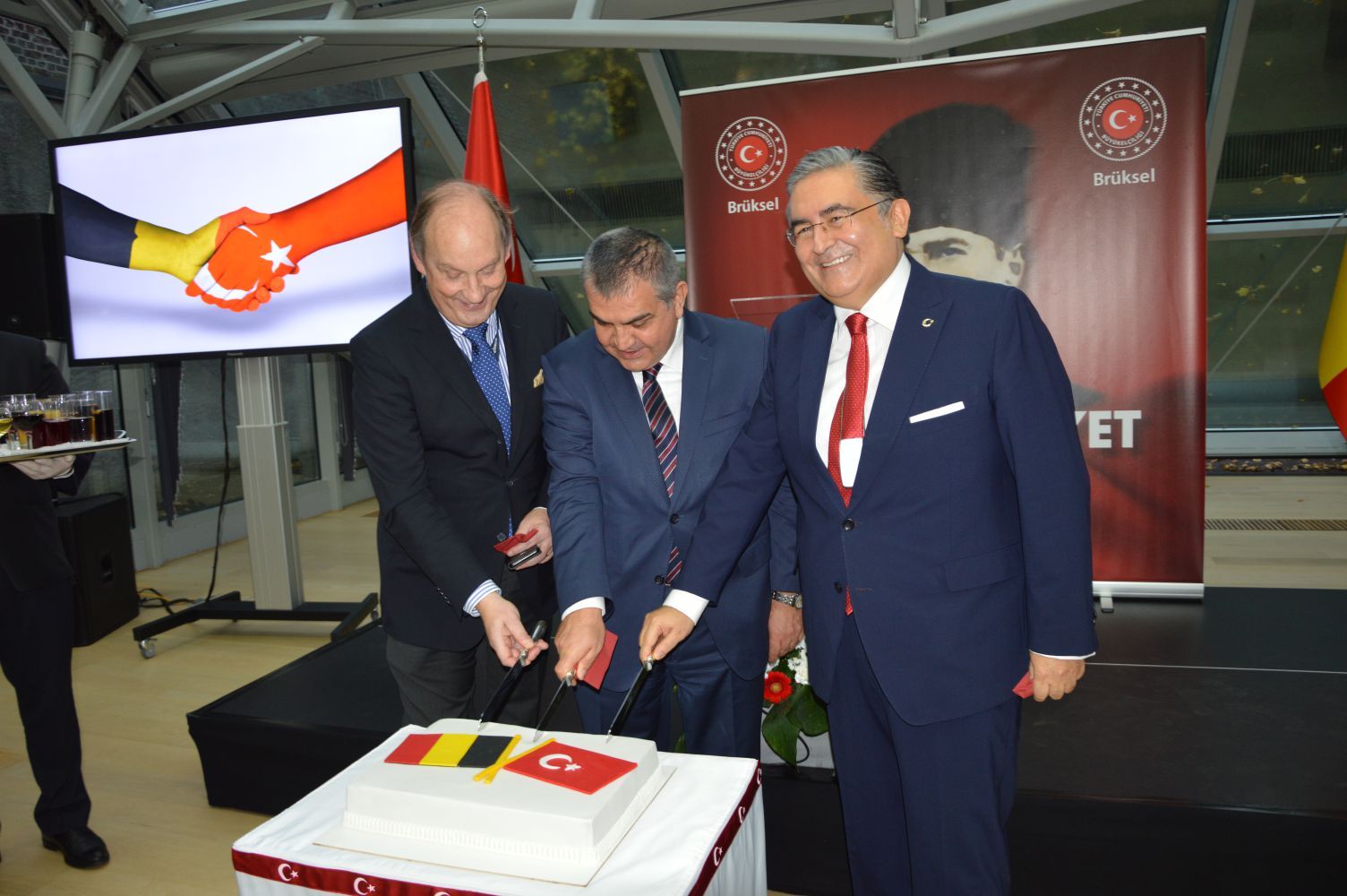 AVRUPA'NIN BAŞKENTİ BRÜKSEL'DEKİ CUMHURİYET RESEPSİYONU'NDA COŞKU VARDI
