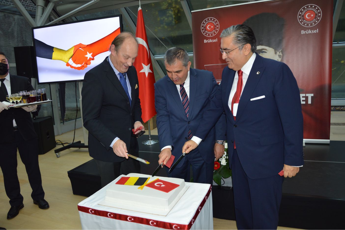 AVRUPA'NIN BAŞKENTİ BRÜKSEL'DEKİ CUMHURİYET RESEPSİYONU'NDA COŞKU VARDI