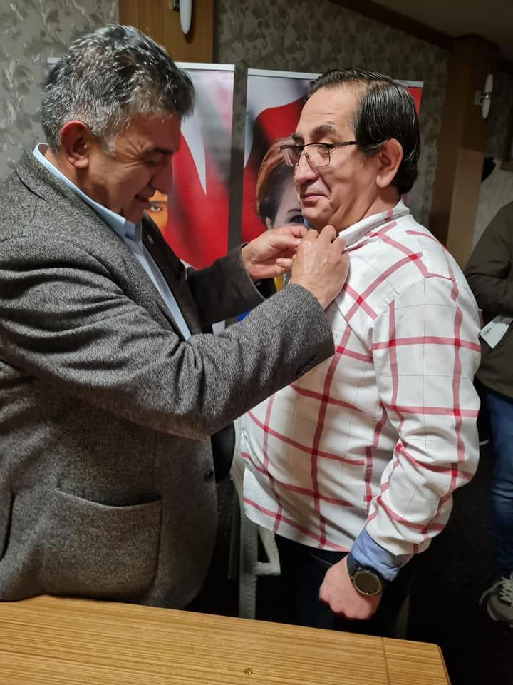 CUMHURİYET BAYRAMI KUTLAMASINDA İYİ PARTİ ROZETİ TAKARAK ÜYE OLDULAR