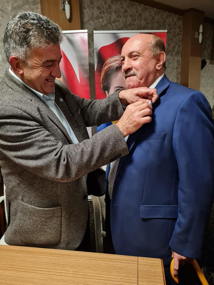 CUMHURİYET BAYRAMI KUTLAMASINDA İYİ PARTİ ROZETİ TAKARAK ÜYE OLDULAR