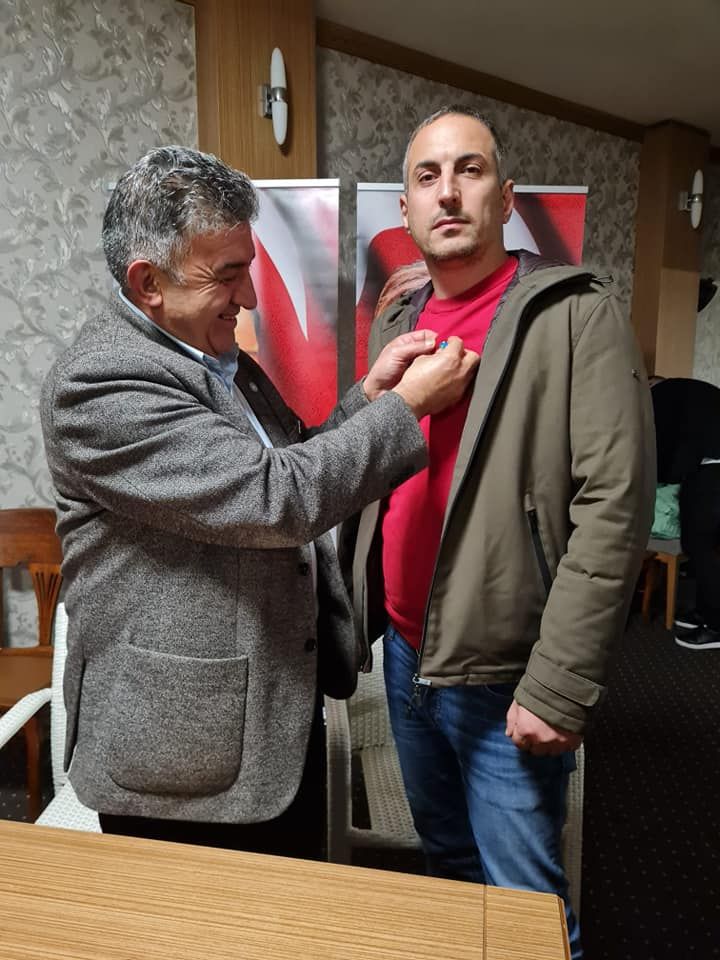 CUMHURİYET BAYRAMI KUTLAMASINDA İYİ PARTİ ROZETİ TAKARAK ÜYE OLDULAR