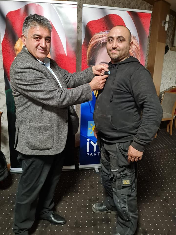 CUMHURİYET BAYRAMI KUTLAMASINDA İYİ PARTİ ROZETİ TAKARAK ÜYE OLDULAR