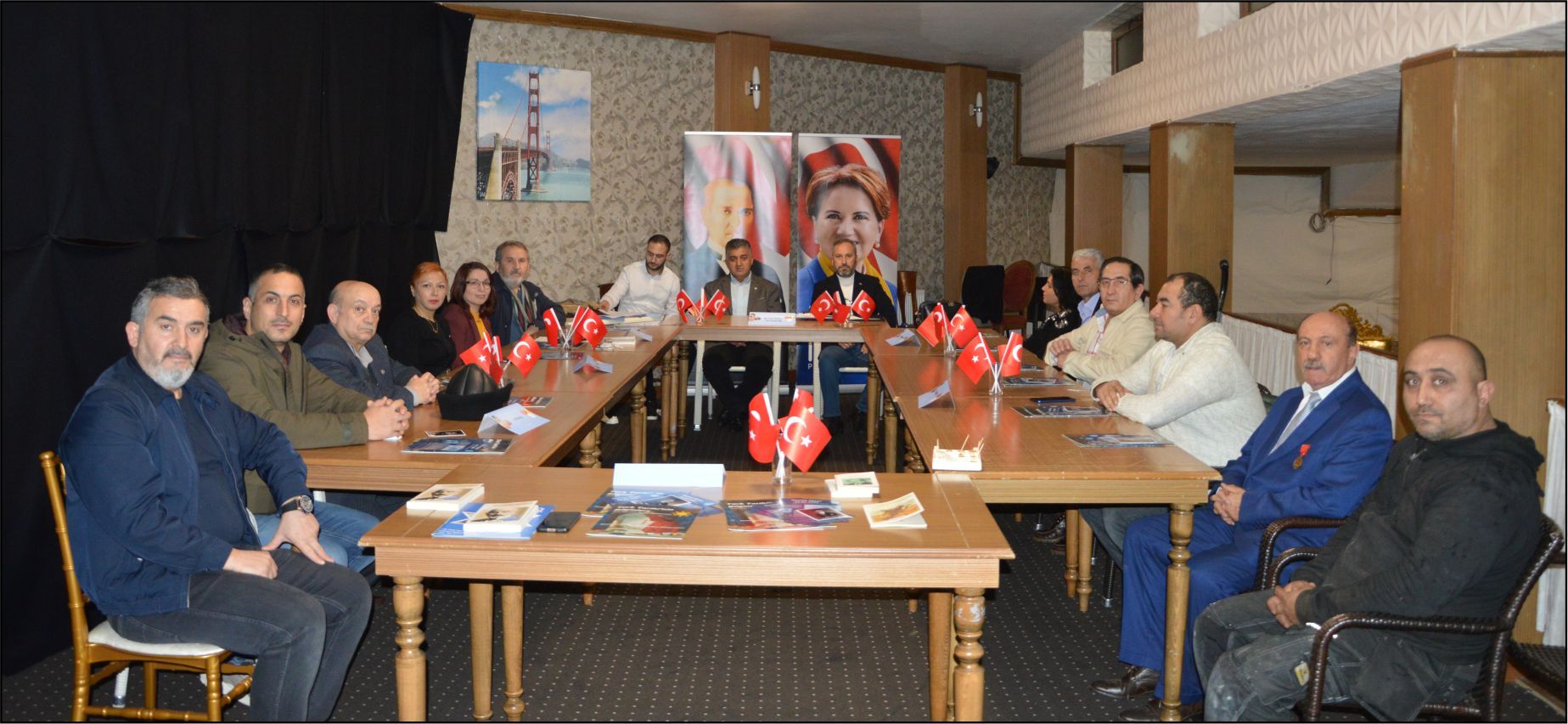 CUMHURİYET BAYRAMI KUTLAMASINDA İYİ PARTİ ROZETİ TAKARAK ÜYE OLDULAR