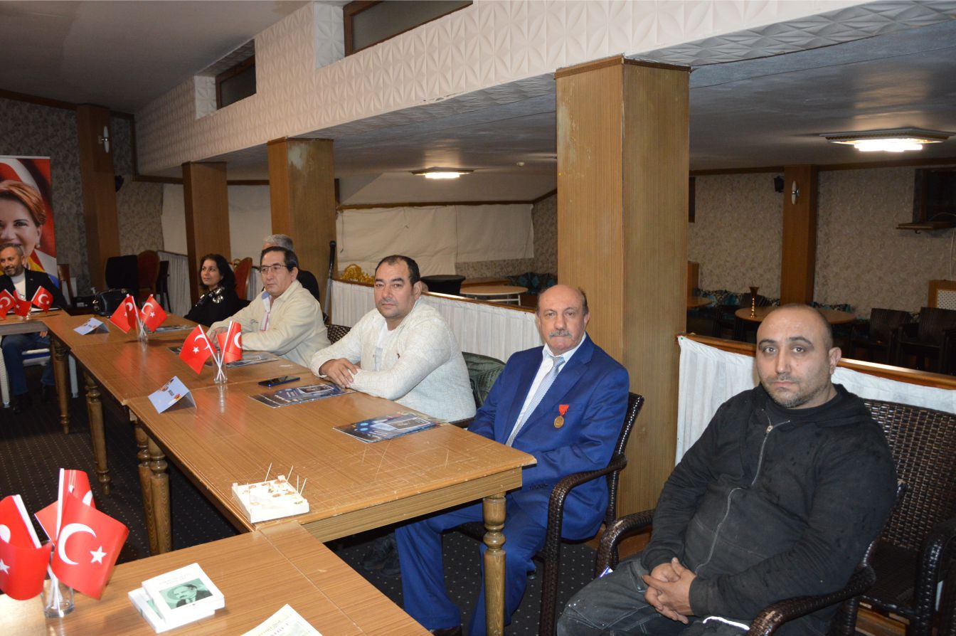 CUMHURİYET BAYRAMI KUTLAMASINDA İYİ PARTİ ROZETİ TAKARAK ÜYE OLDULAR