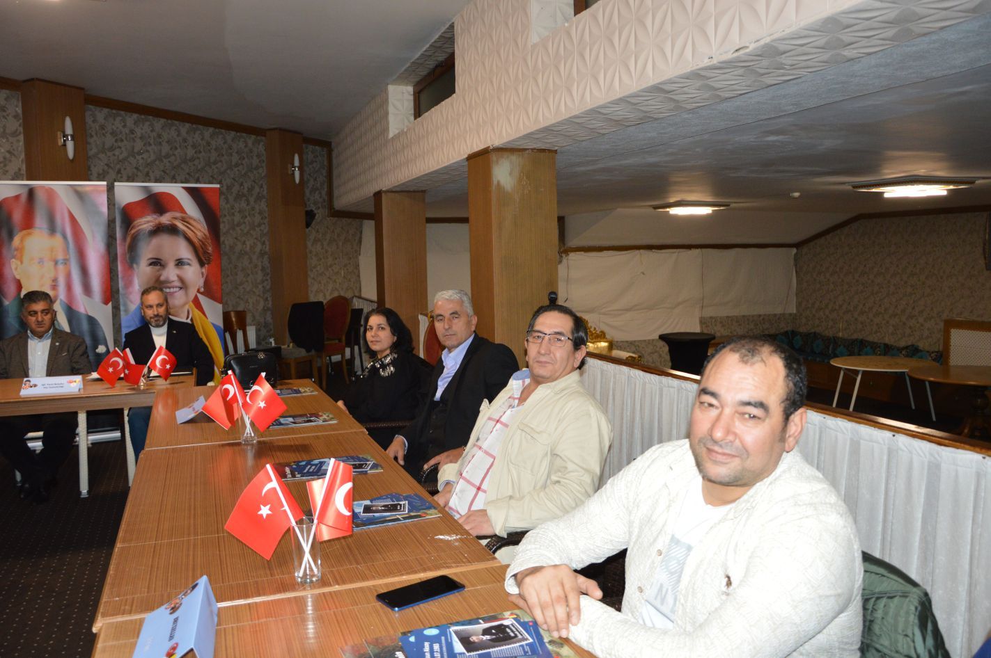 CUMHURİYET BAYRAMI KUTLAMASINDA İYİ PARTİ ROZETİ TAKARAK ÜYE OLDULAR