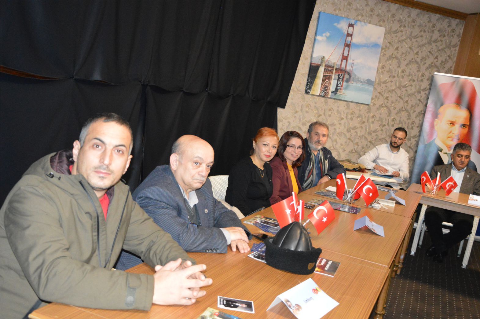 CUMHURİYET BAYRAMI KUTLAMASINDA İYİ PARTİ ROZETİ TAKARAK ÜYE OLDULAR
