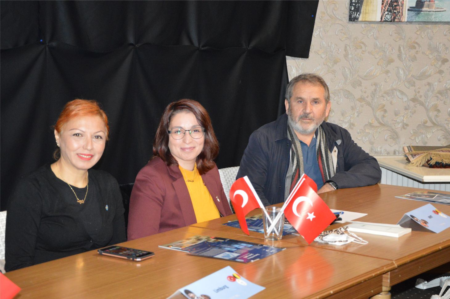 CUMHURİYET BAYRAMI KUTLAMASINDA İYİ PARTİ ROZETİ TAKARAK ÜYE OLDULAR