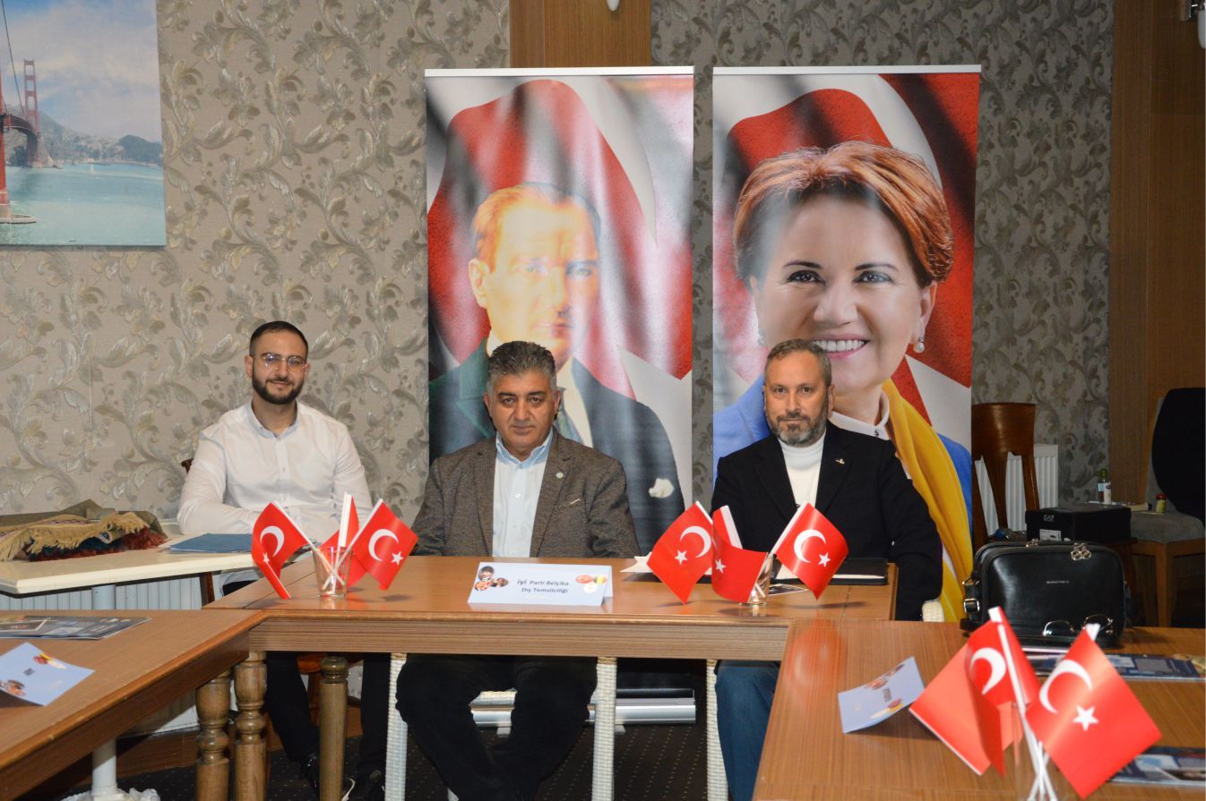CUMHURİYET BAYRAMI KUTLAMASINDA İYİ PARTİ ROZETİ TAKARAK ÜYE OLDULAR