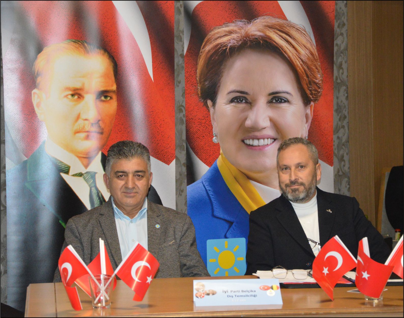 CUMHURİYET BAYRAMI KUTLAMASINDA İYİ PARTİ ROZETİ TAKARAK ÜYE OLDULAR