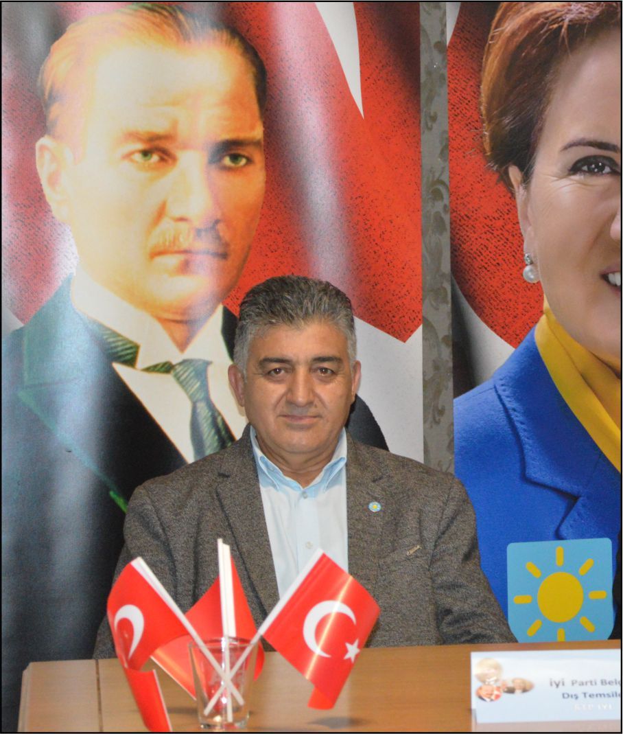 CUMHURİYET BAYRAMI KUTLAMASINDA İYİ PARTİ ROZETİ TAKARAK ÜYE OLDULAR