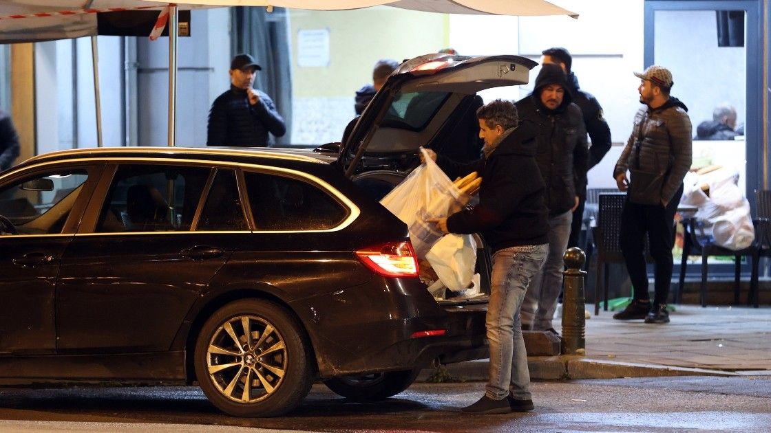 Belçika'da otelinde evsizleri ağırlayan Faslı iş adamı geceleri muhtaçlara ekmek dağıtıyor