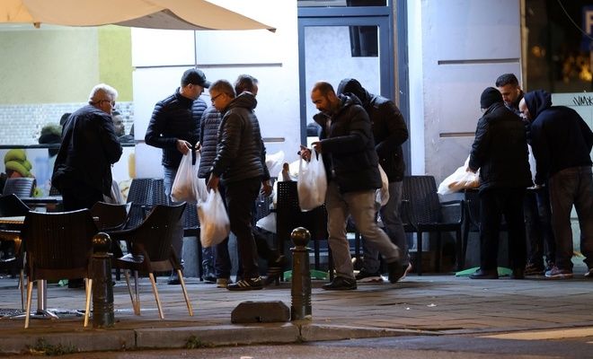 Belçika'da otelinde evsizleri ağırlayan Faslı iş adamı geceleri muhtaçlara ekmek dağıtıyor