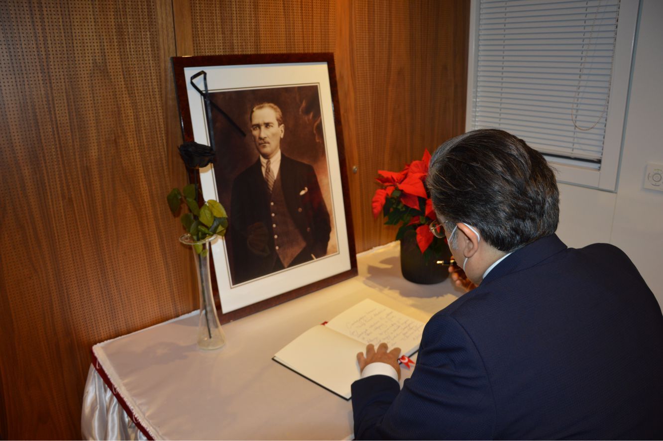CUMHURİYETİMİZİN KURUCUSU ATATÜRK BRÜKSEL BÜYÜKELÇİLİĞİNDE DÜZENLENEN TÖRENLE ANILDI