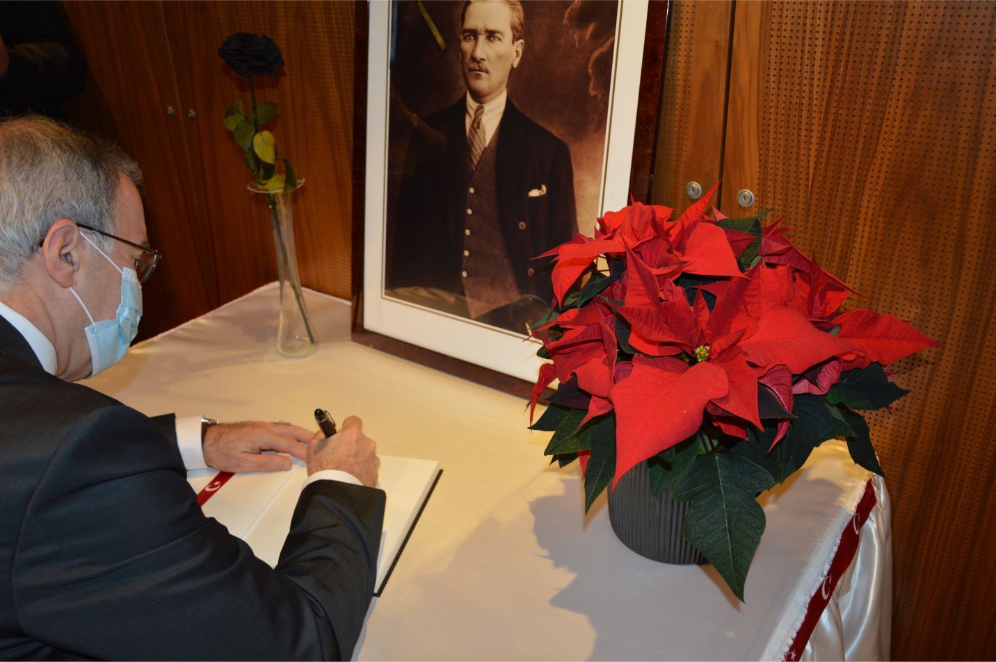 CUMHURİYETİMİZİN KURUCUSU ATATÜRK BRÜKSEL BÜYÜKELÇİLİĞİNDE DÜZENLENEN TÖRENLE ANILDI