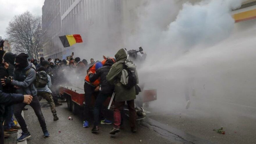 Belçikaâ€™da yüzlerce kişi Covid-19 kısıtlamalarını protesto etti