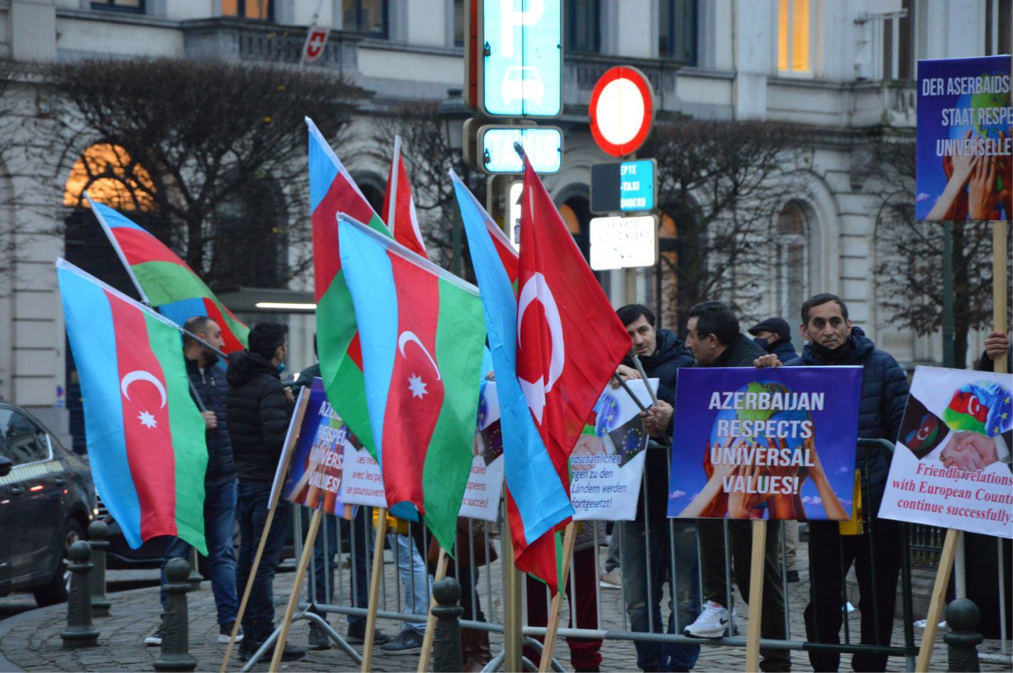 AVRUPALI AZERBAYCANLILAR CUMHURBAŞKANLARI ALİYEV'İ BAYRAKLARIYLA SELAMLADILAR...
