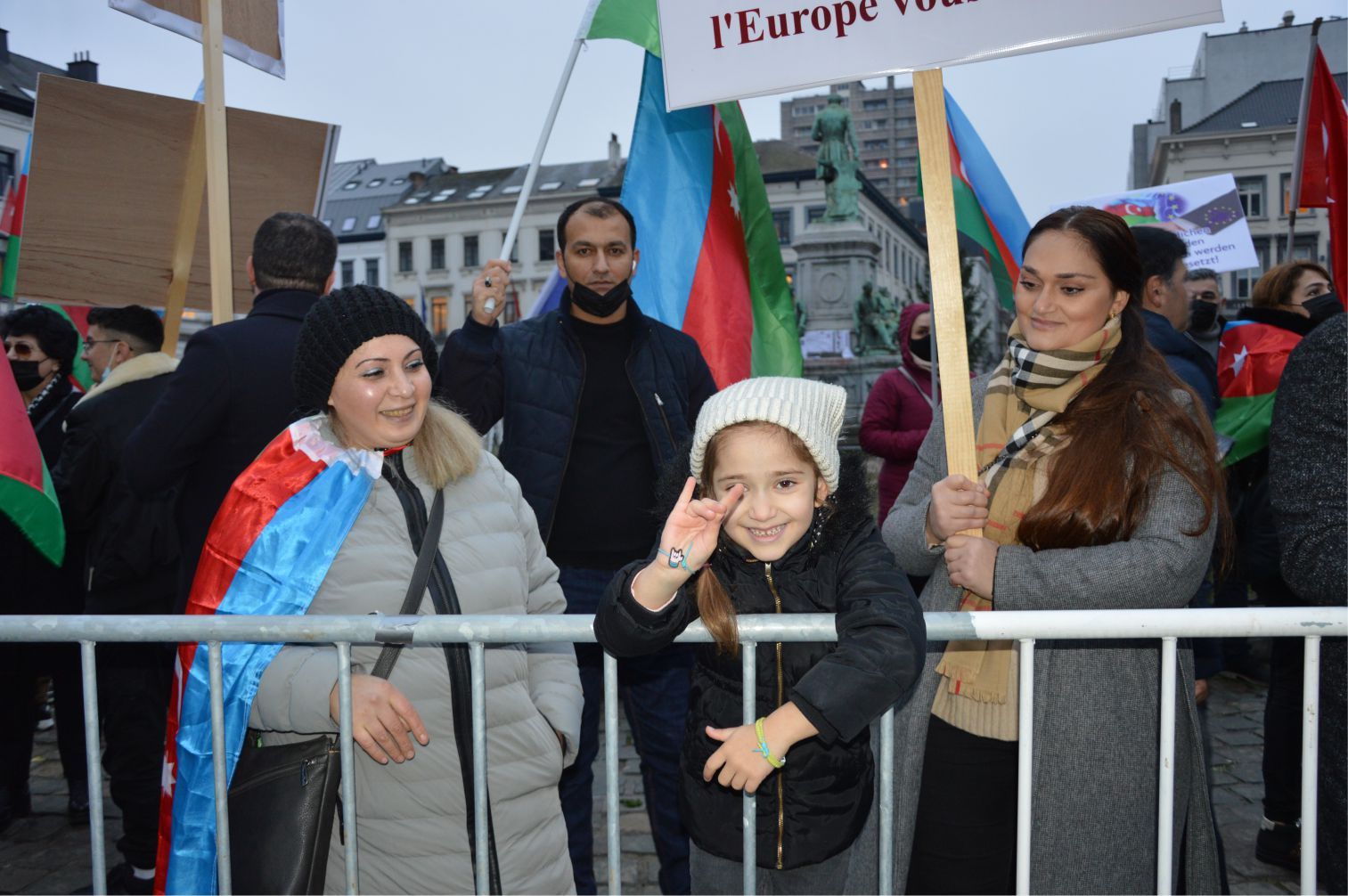AVRUPALI AZERBAYCANLILAR CUMHURBAŞKANLARI ALİYEV'İ BAYRAKLARIYLA SELAMLADILAR...