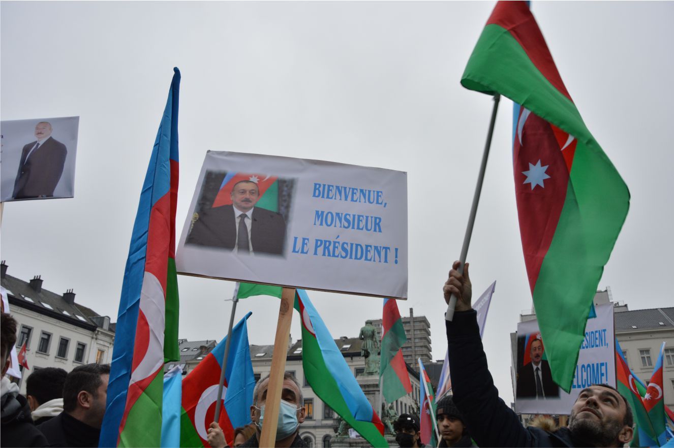 AVRUPALI AZERBAYCANLILAR CUMHURBAŞKANLARI ALİYEV'İ BAYRAKLARIYLA SELAMLADILAR...