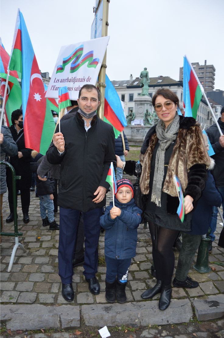 AVRUPALI AZERBAYCANLILAR CUMHURBAŞKANLARI ALİYEV'İ BAYRAKLARIYLA SELAMLADILAR...