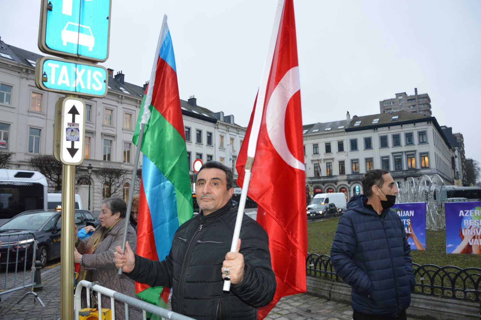 AVRUPALI AZERBAYCANLILAR CUMHURBAŞKANLARI ALİYEV'İ BAYRAKLARIYLA SELAMLADILAR...