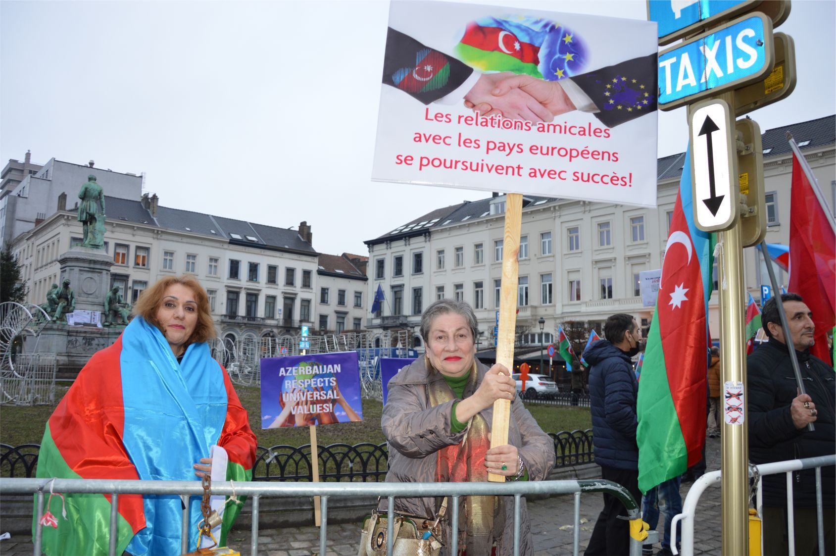 AVRUPALI AZERBAYCANLILAR CUMHURBAŞKANLARI ALİYEV'İ BAYRAKLARIYLA SELAMLADILAR...