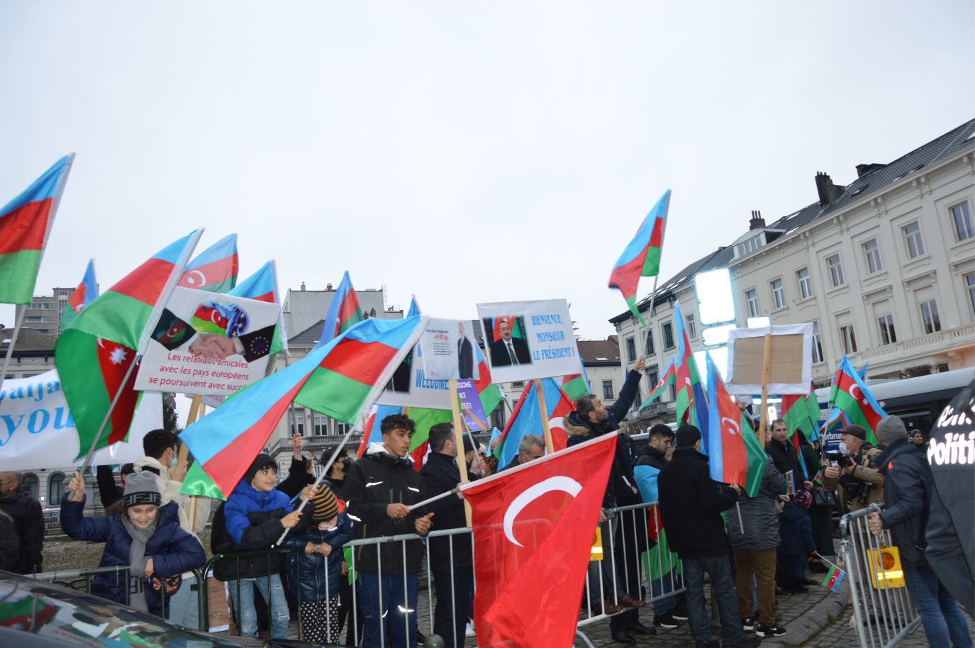 AVRUPALI AZERBAYCANLILAR CUMHURBAŞKANLARI ALİYEV'İ BAYRAKLARIYLA SELAMLADILAR...